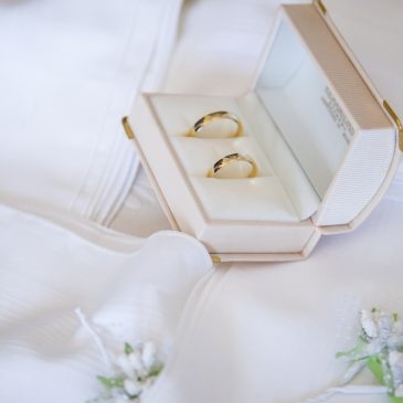 Sortija de plata o alianza de oro, diferencias entre anillos de pedida y de boda